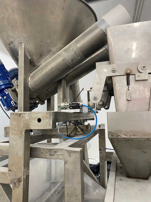 Mашина за дозиране и опаковане на насипни продукти, тегловна