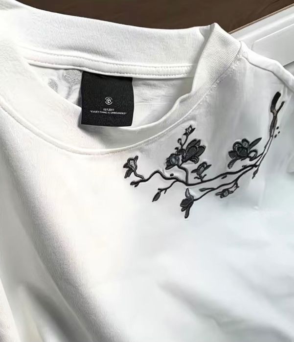 Белая-чёрная футболка