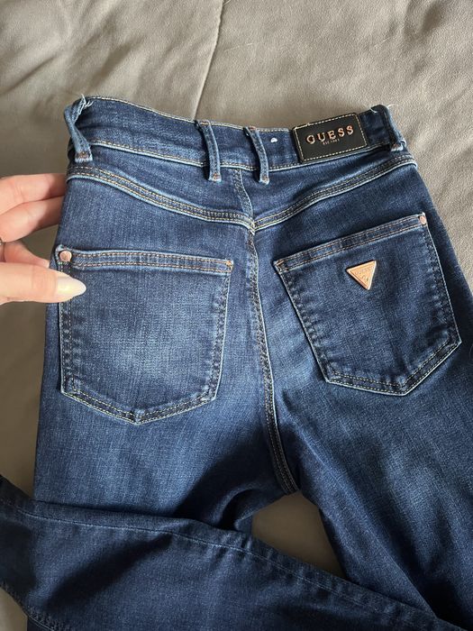 Дънки  на  Guess