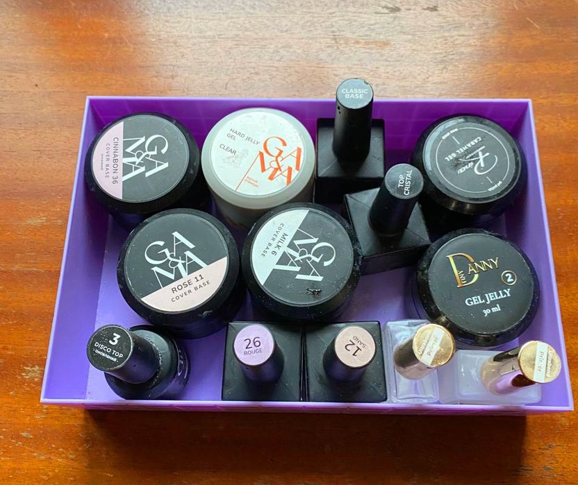 Instrumente si materiale pentru unghii