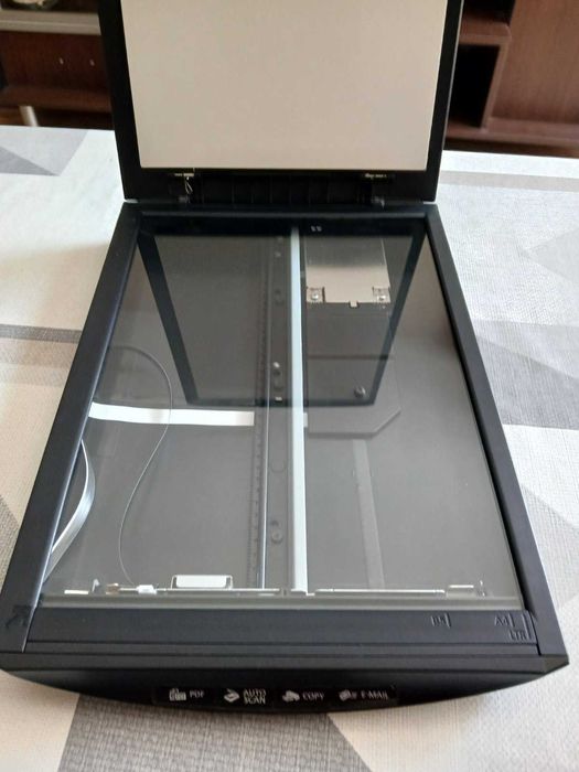 Продавам скенер CANON LIDE 110