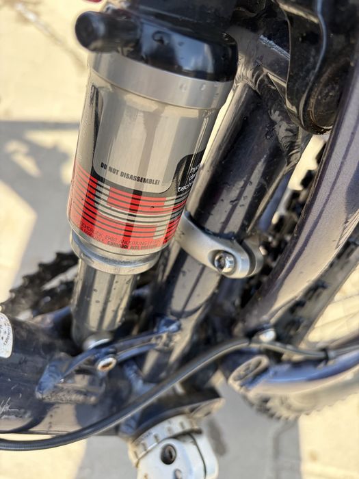 Bicicletă full suspension