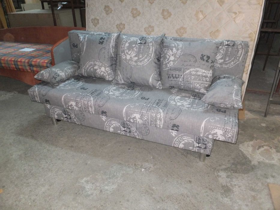 Canapea extensibila practica pentru spatii mici cu lada de depozitare