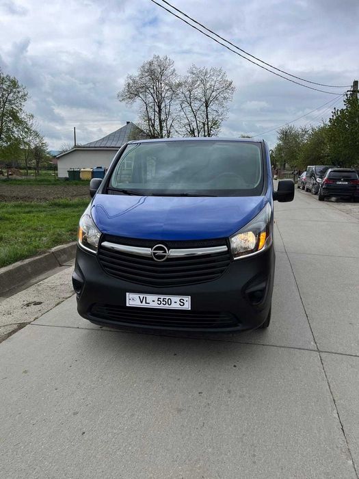 Vand opel vivaro EcoFlex cu 6 locuri maxim de lung  2015 renault