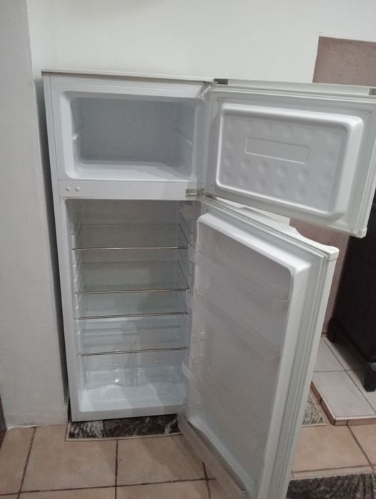 Vând frigider cu congelator stare excelenta !