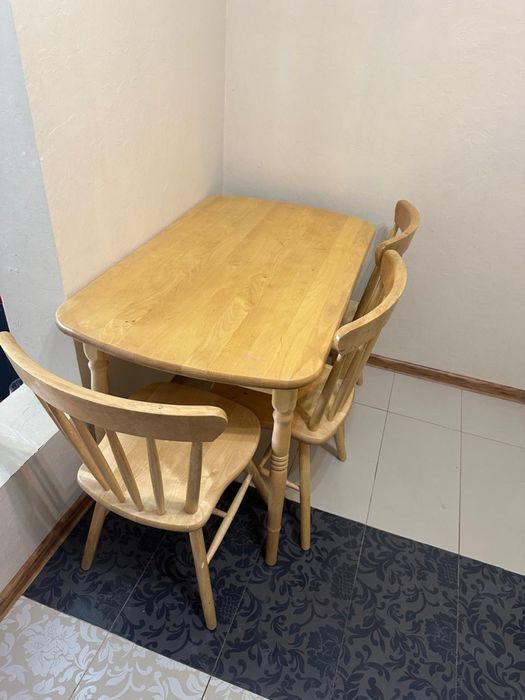 Срочно продаю стол + 3 стула