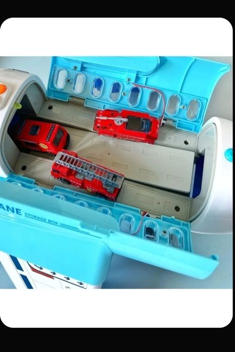 Игрушка самолёт с машинками