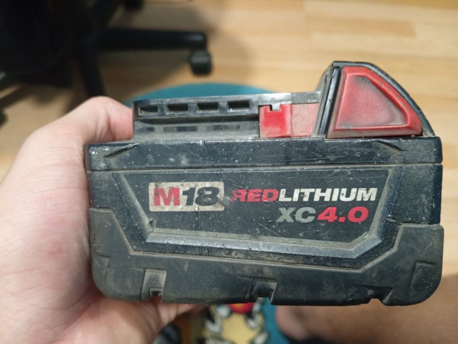 Vând acumulator Milwaukee