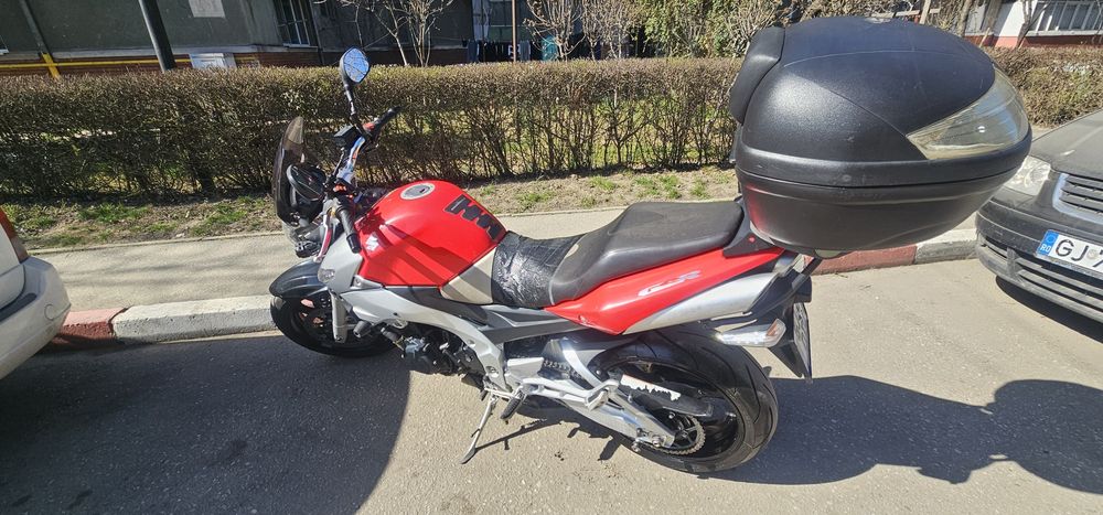 Suzuki gsr 600 roșu