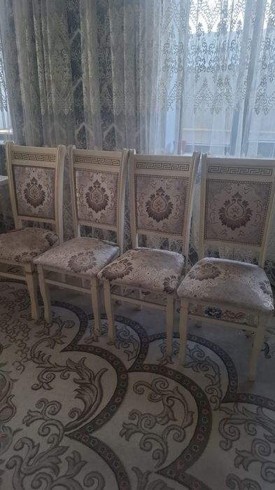 Стуля белые деревянные