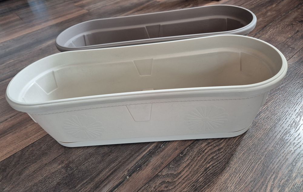 Саксия с поднос за цветя