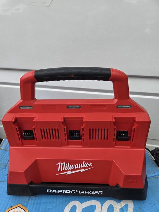 Бързо зарядно устройство с 6 гнезда Milwaukee M18PC6