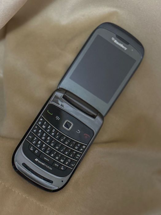 Телефон BlackBerry 9670