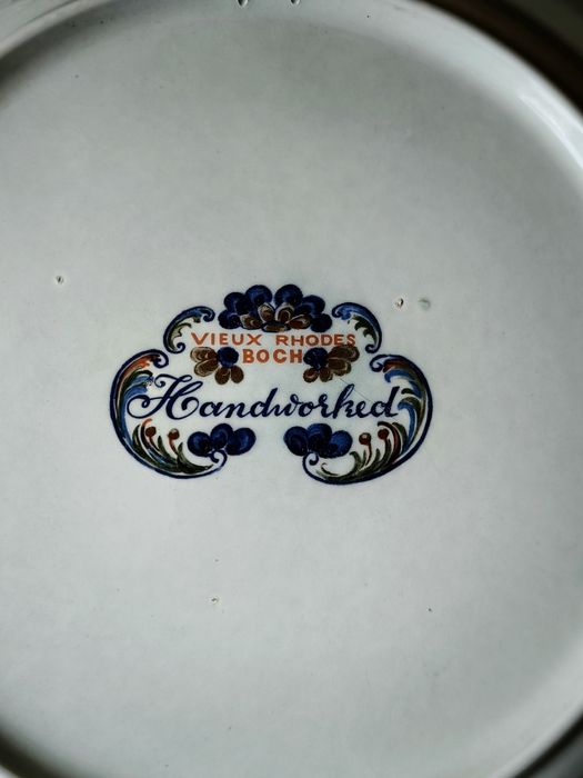 Чиния с флорални мотиви