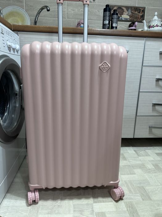 чемодан розовый женский