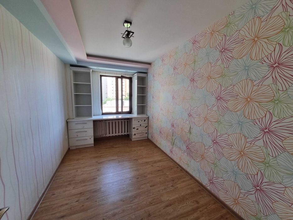 Срочно продам 3 комнат.квартиру возле Корзинка Крестик 40 лет