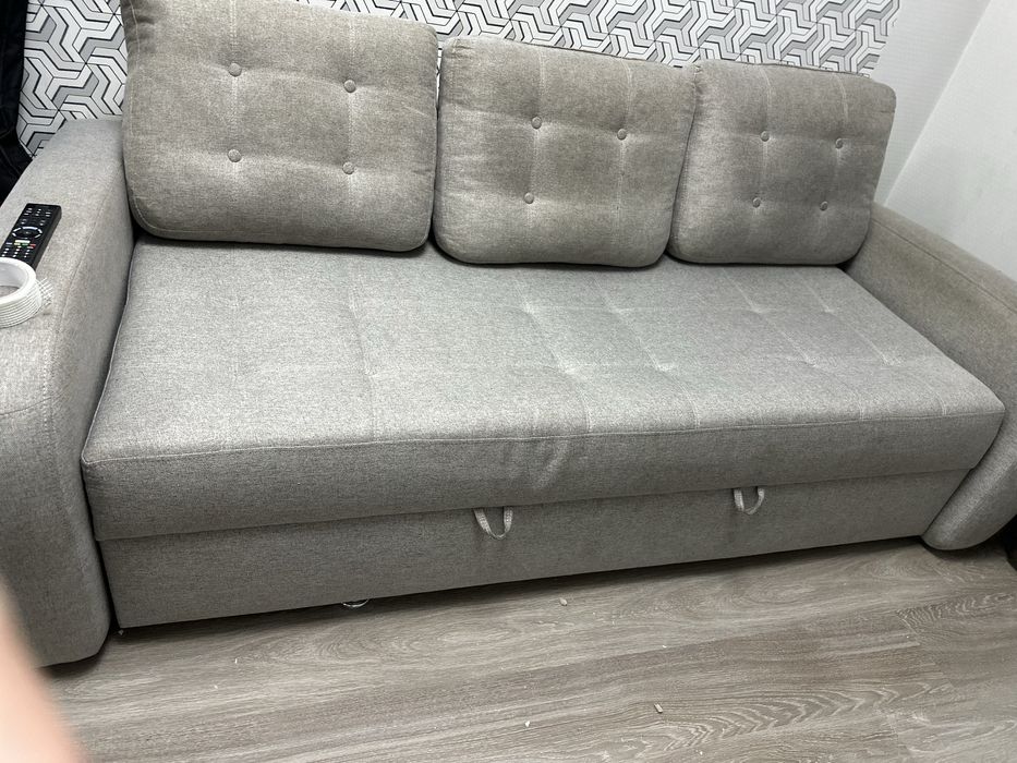 Продам диван в среднем состоянии