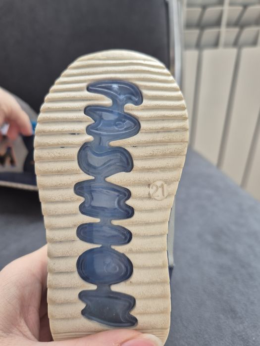 Продам детские кроссовки