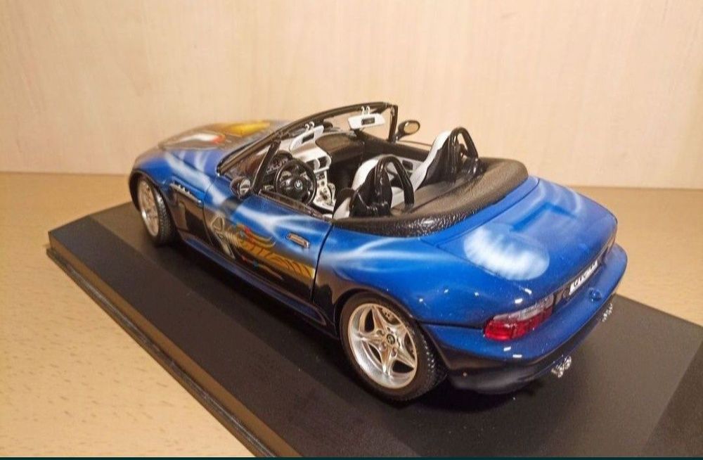 BMW M roadster 
Scara 1:18
Bburago

Pozele reflectă realitatea. Se vin
