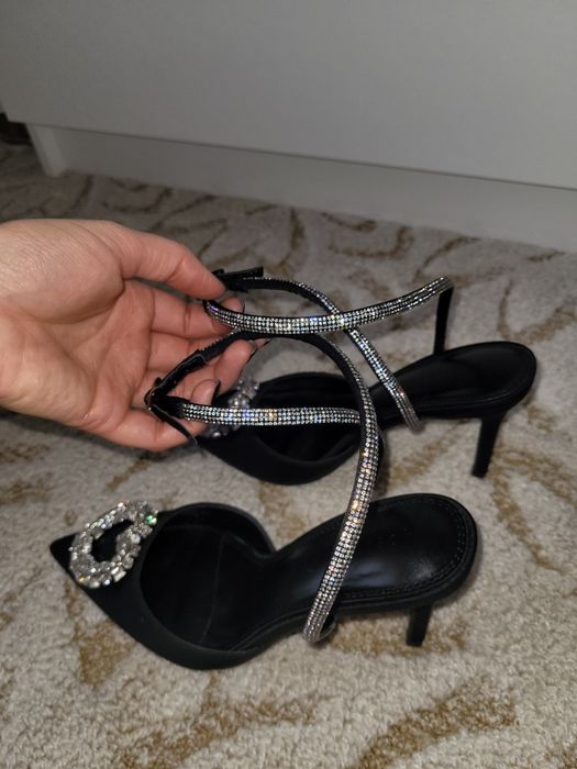 Pantofi negri eleganti cu toc