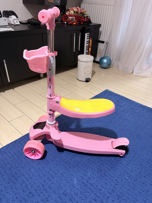 Trotineta de copii cu muzica si lumini
