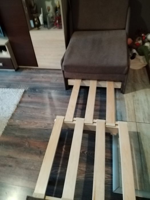 Продавам единично канапе