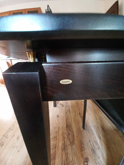 Холна, трапезна маса и столове