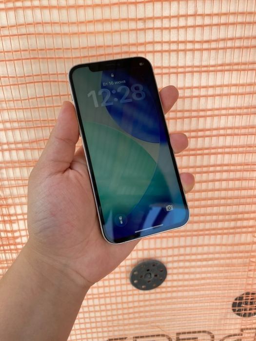 В продаже Айфон 12 pro.