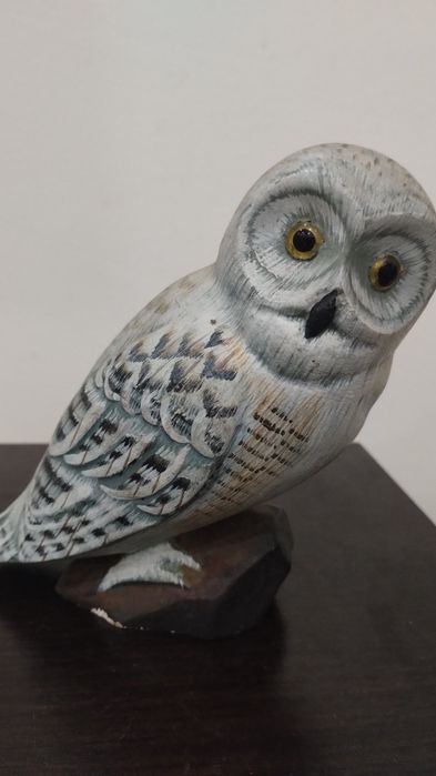 Чудесни, чаровни статуетки на бухалчета от дърво.