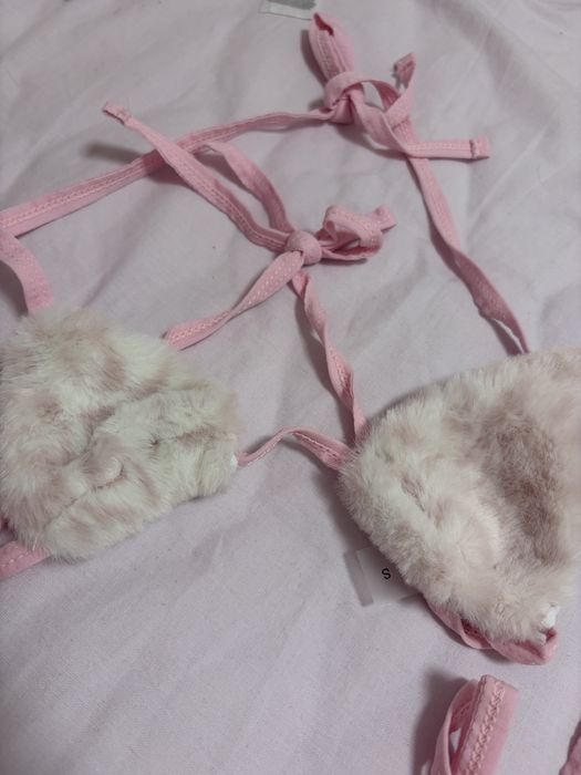 Розов бански костюм