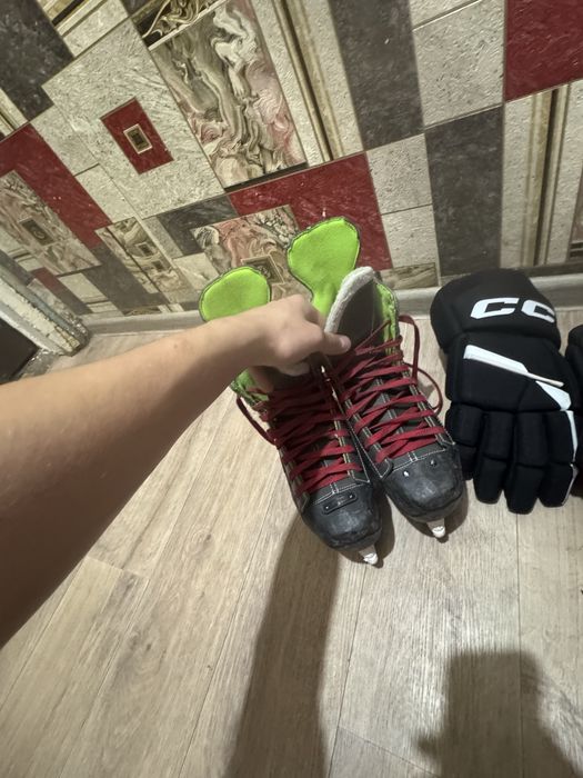 Продаю коньки, краги, и клюшку