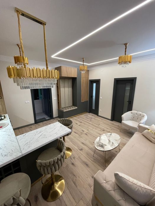 Vand apartament la curte!