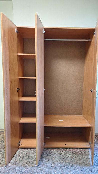 Трикрилен гардероб