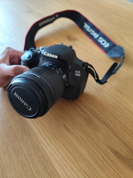 Canon EOS 700D в комплект с обектив 50mm