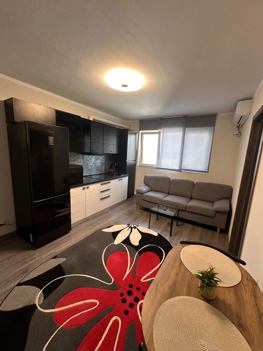 Ofer spre inchiriere apartament cu 3 camere,complet renovat,zona centrala