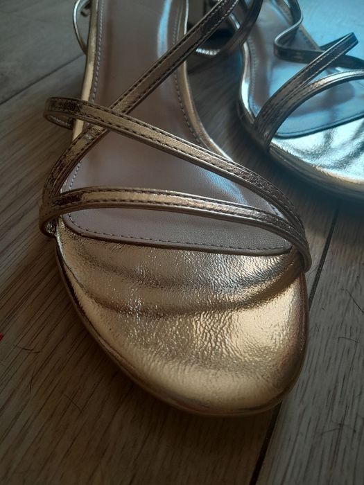 Дамски сандали златисти