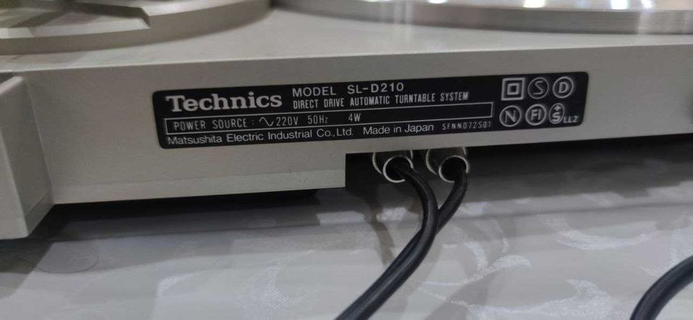 Проигрыватель виниловых дисков Technics SL-D210