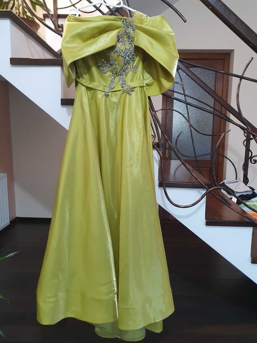 Rochie foarte eleganta. Purtata o singura data.