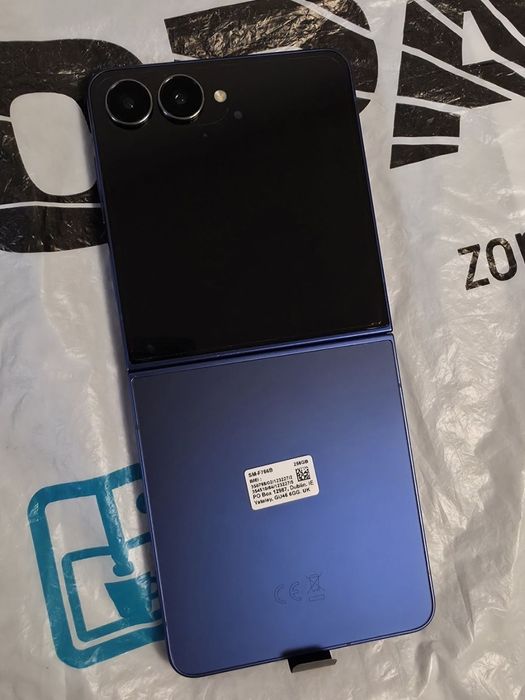 ***КАТО НОВ 256GB Samsung Z Flip 7 Гаранция ЗОРА 2027г. Blue | Син