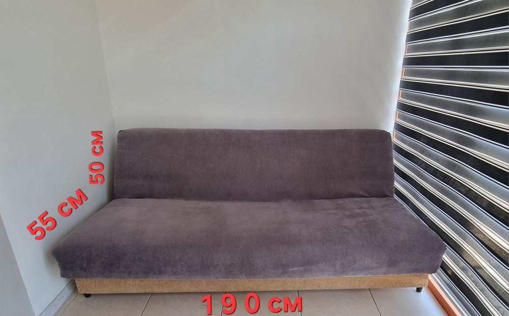 Диван покиза холатда офисда турган