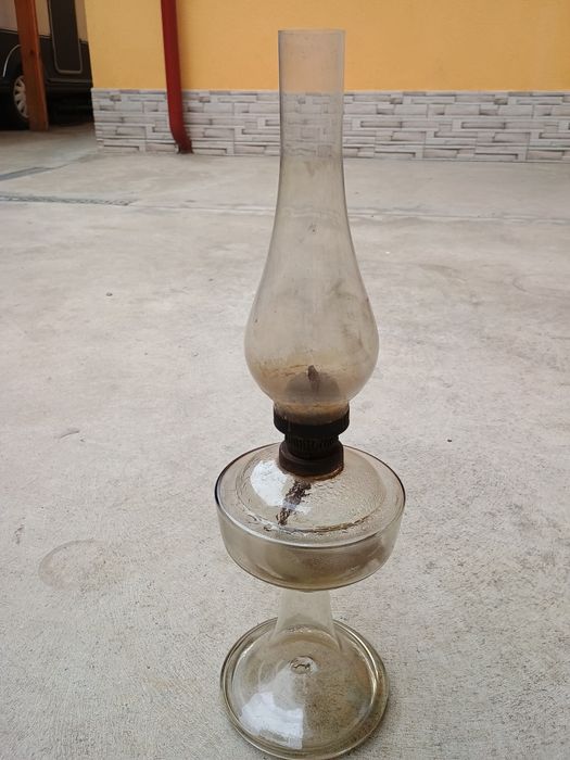 Vând lampă cu petrol.