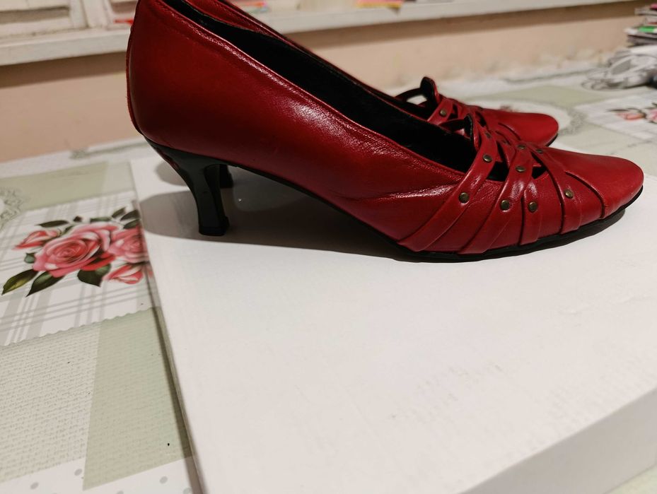 Нови червени обувки естествена кожа