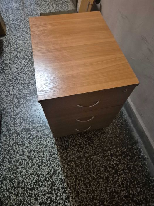 Шкафче с колела за бюро