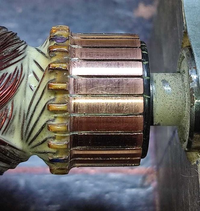 Проточка коллектора якоря электроинструмента.