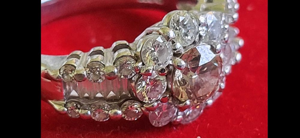 Inel superb din platina + pink diamond 0,6ct si anturaj briliante albe