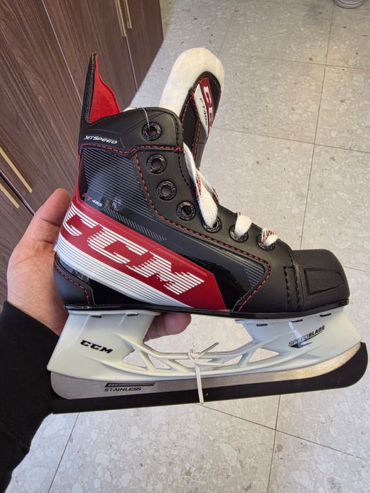Продам хоккейные коньки CCM