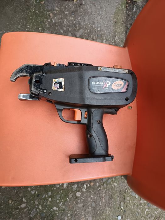 Pistol legat cu sarma