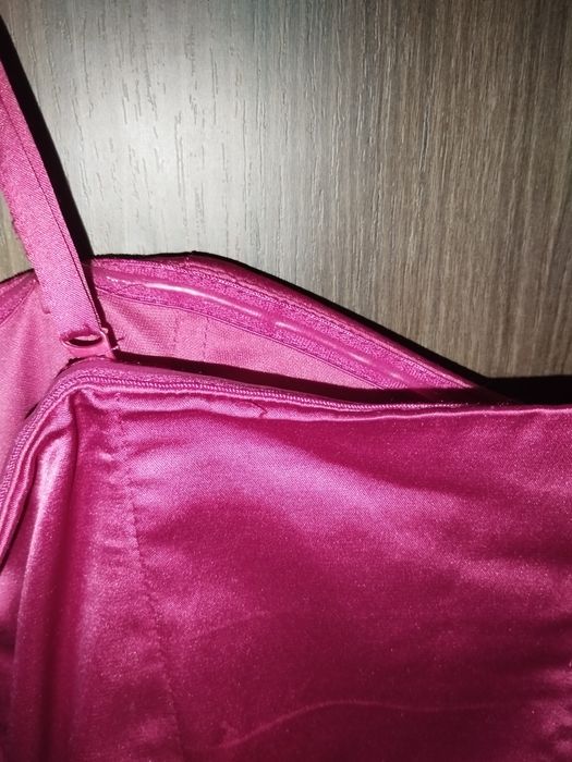 Червена сатенена рокля