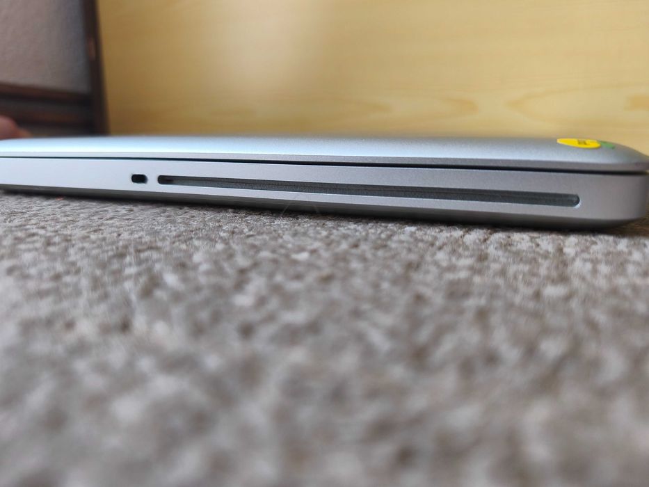 лаптоп Mac Book Pro