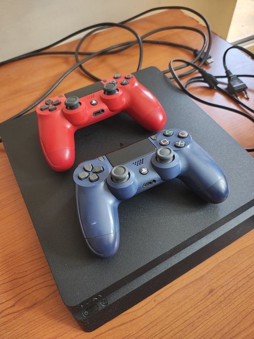 Продавам PS4 Slim 500GB + 2 джойстика + зарядна станция